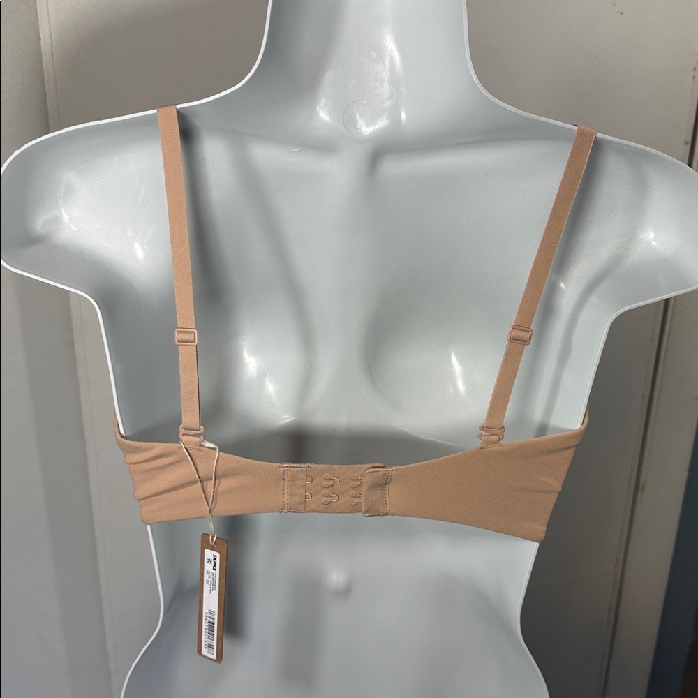 SKIMS Tan Underwire Seamless Molded Bra - Picture 3 of 3